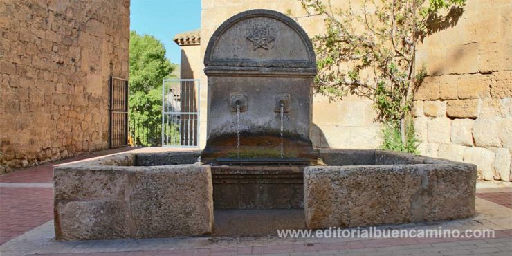 Fuente de Hontanas para refrescar ante el calor en el Camino de Santiago