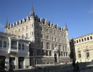 casa botines izquierda leon 1 300x232 Camino de Santiago