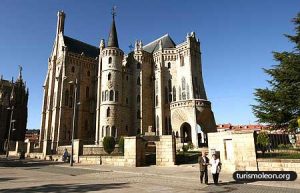 palacio episcopal astorga 300x193 Camino de Santiago